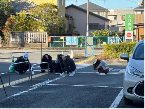 地面に伏せ頭部を守るところ