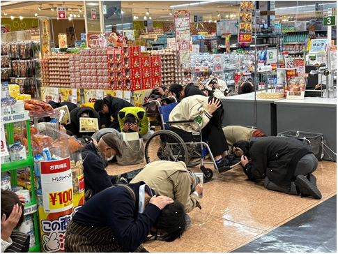 商業施設内で床に伏せ、東部を守っているところ