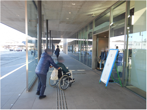 島田市役所庁舎内に避難するところ