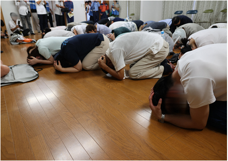 窓から離れ、床に伏せ頭部を守っているところ