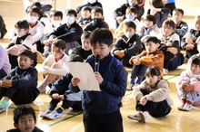 写真：感謝の会で感謝状を読む児童