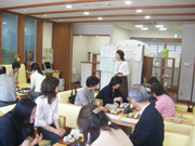 しずおかお茶プラザにおいて参加者が説明を受けている画像です