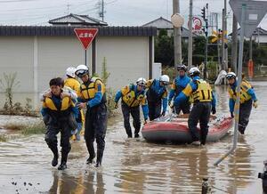 写真：水害時にボートを使って救助活動している様子