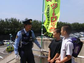 写真：警察官が少年たちと話している様子