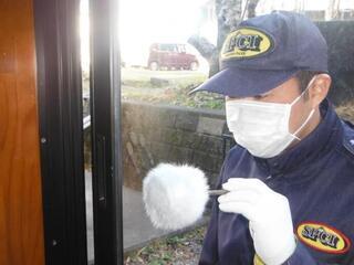 写真:鑑識が指紋を取っている様子