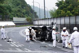 写真：高速道で事故処理をする警察官たち