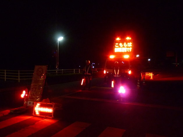 写真：夜間の交通規制