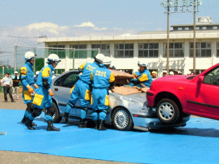 写真:自動車事故の救出救助訓練の様子
