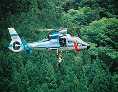 写真：山間地での救出救助訓練中のヘリコプター