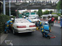 写真:車両内に閉じ込められた人の救出救助訓練の様子