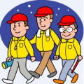 イラスト：赤い帽子に黄色い上着を着て懐中電灯などを持ち、夜間に歩く三名の自主防犯ボランティア