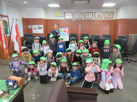 写真:清水警察署長と園児のみなさん