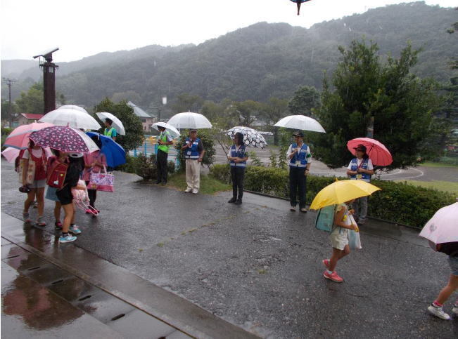 写真：雨の日の見守り活動の様子