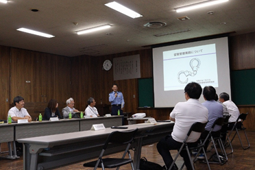 写真：留置業務についての委員への説明状況