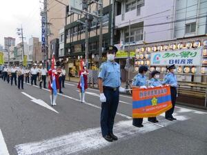 写真：警察官達がパレードに参加してい様子