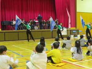 写真：小学生とカラーガード演技