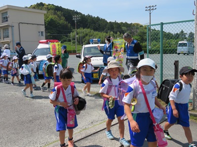 写真：通学路等における子供見守り活動