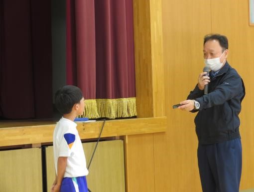 写真：菊川市立六郷小学校における防犯教室