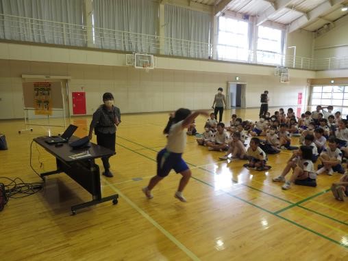 写真：菊川市立六郷小学校における防犯教室