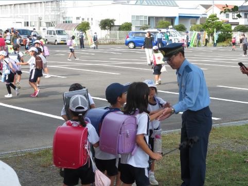 写真：小笠北小学校における下校児童への声かけ見守り・通学路等の見守り活動