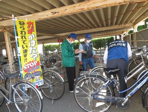 写真：県立池新田高等学校における通学自転車の防犯診断