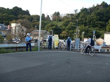 写真：菊川市と共同し菊川駅前駐輪場で街頭指導と啓発品の配布