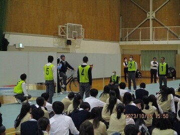 写真：小笠高等学校での高校生・地域交通安全活動推進委員に対する交通教室