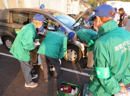 写真：11/29　一般社団法人静岡県自動車整備振興会による青色防犯パトロール活動従 事者（車）を対象とした自動車点検講習会の開催