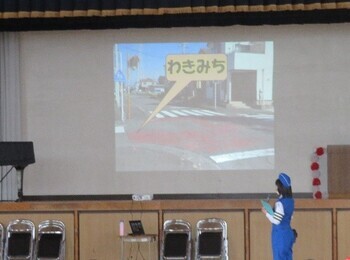 画像：小学生に対する交通安全教室での広報活動の様子