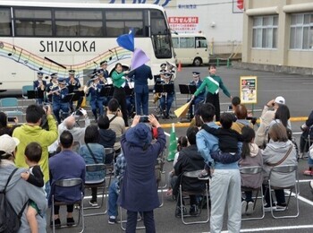 画像：菊川警察署における一日警察署オープンデーでの演奏の様子
