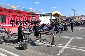 写真：三ケ日中学校吹奏楽部と静岡県警察音楽隊との合同演奏の様子