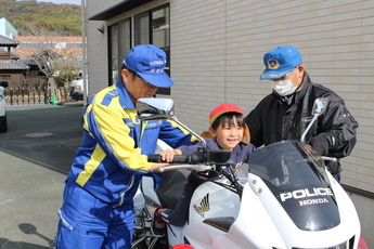 写真：白バイに乗る細江保育園児