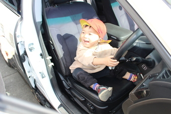 写真：パトカーに乗る細江保育園児