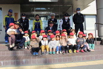 写真：細江警察署の前で署員との記念撮影