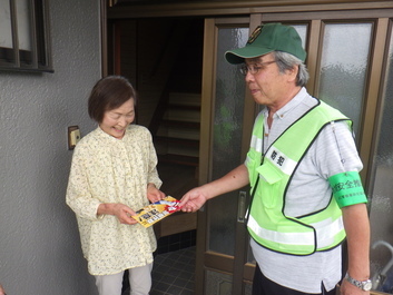 写真：ご自宅を訪問し、呼び掛け