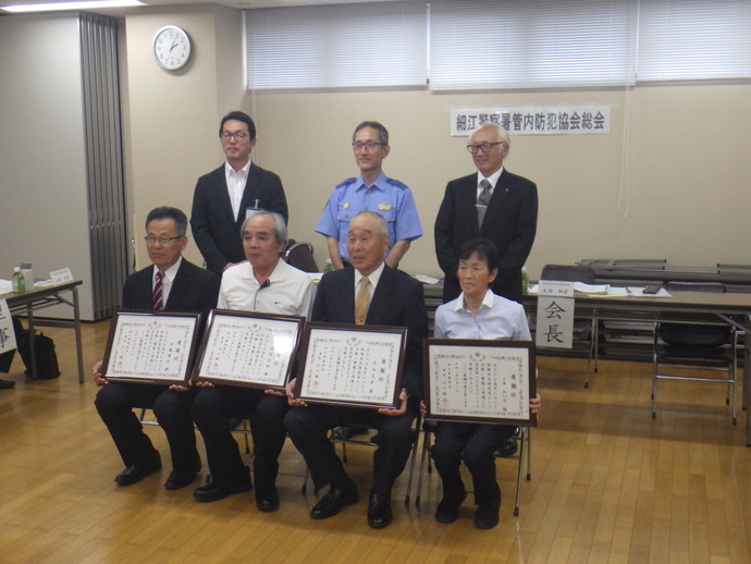 写真：感謝状を授与された方々と細江警察署長ら
