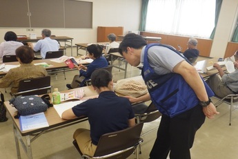 写真：スマホ教室の参加者に話をする警察職員