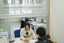 写真:落とし物の受付