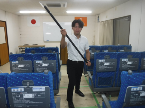 写真：構える警察官