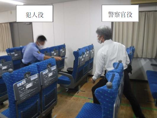 写真：犯人役と対峙する警察官(2)