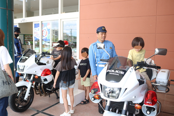 写真：「知ろう・学ぶ・交通安全と警察官」イベント会場での様子