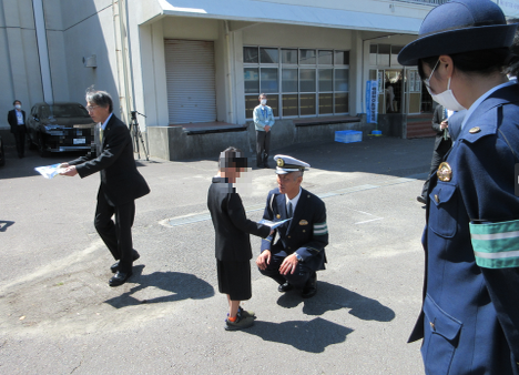 写真：杵品を受け取る新入学児童