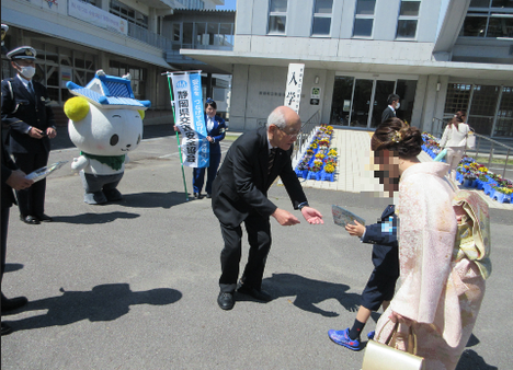 写真：吉田町長からお祝いを受けとる新入学児童