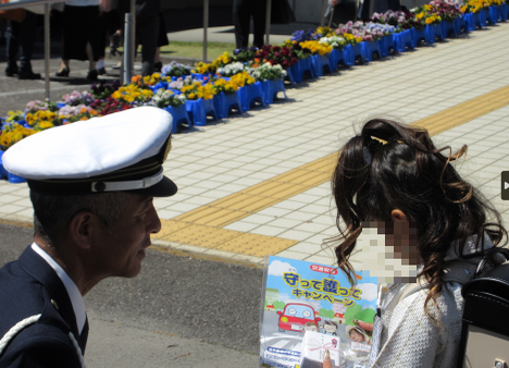 写真：警察署長と新入学児童