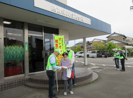 写真：来店者に啓発品を手渡し