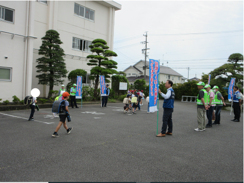 写真：下校見守りの様子