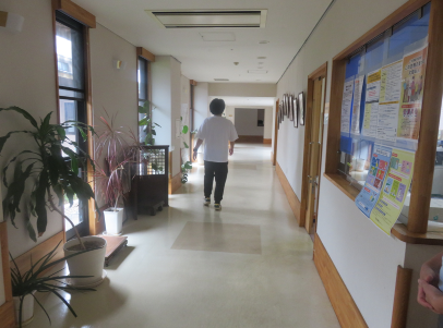 写真：建物に侵入する不審者（訓練）