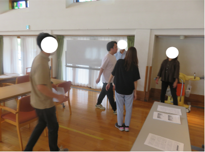 写真：不審者に対して声かけ（訓練）