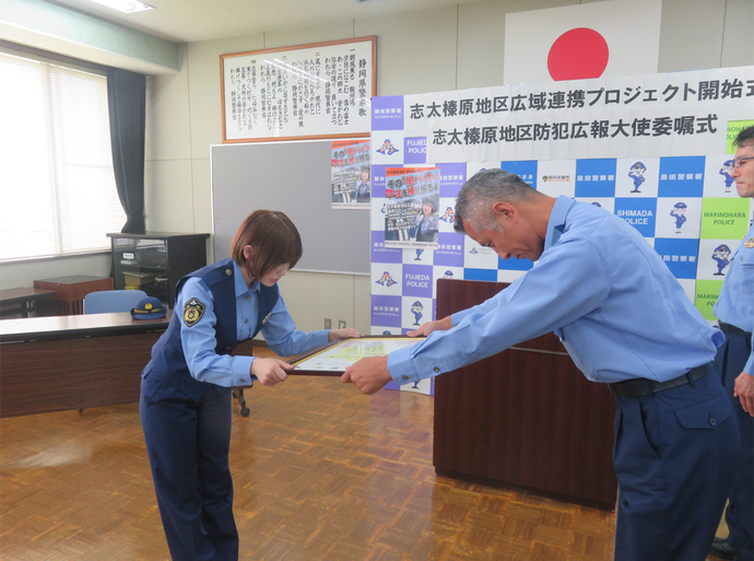写真：委嘱状を受け取るひかりんちょさん