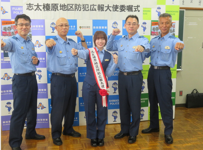 写真：署長らとひかりんちょさん